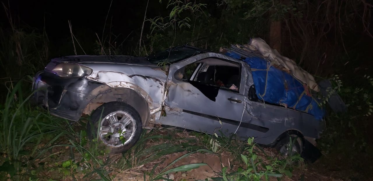 Jacobina: Motorista é fechado por caminhão e capota Strada na BR-324