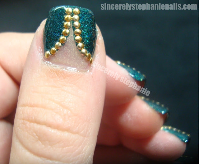 studded-v-gaps-nail-art