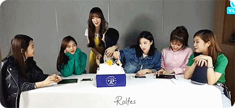 선물 증정순서에 밀려서 삐진 아린이 + 아린이의 재롱잔치 ㅋㅋㅋ.gif | 인스티즈