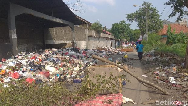 Miris! Sampah Menumpuk dan Tak Ditangani di Karawang