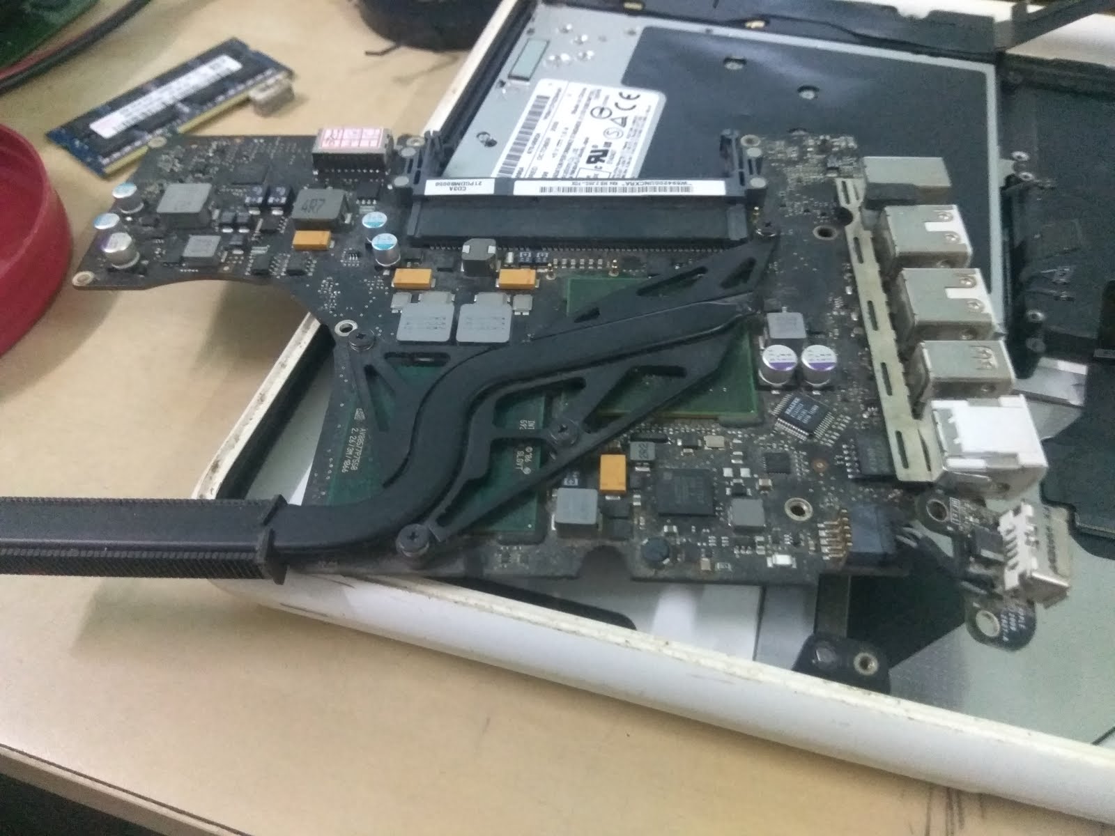 MACBOOK WHITE 2009 BROKEN CHARGER SOLVED BY CHARGER CABLE SOLDERED