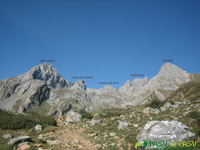 Vista de Peña Ubiña, Puerta del Arco, Castillines y Portillín Oriental