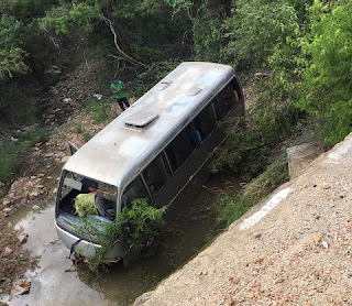 Micro-ônibus que transportava estudantes cai em ribanceira na cidade de Juazeiro/BA Micro-ônibus que transportava estudantes cai em ribanceira na cidade de Juazeiro/BA