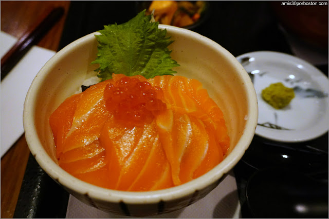 Salmon Ikura Don Mini Bowl del Restaurante Ootoya en Nueva York