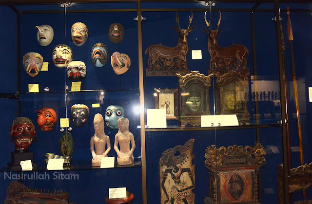 Berbagai koleksi  dalam museum d'topeng
