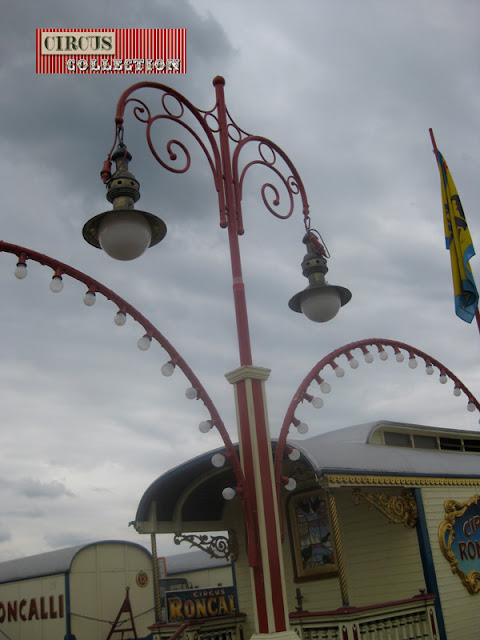 détail des lanternes qui ornent l'entrée du cirque Roncalli