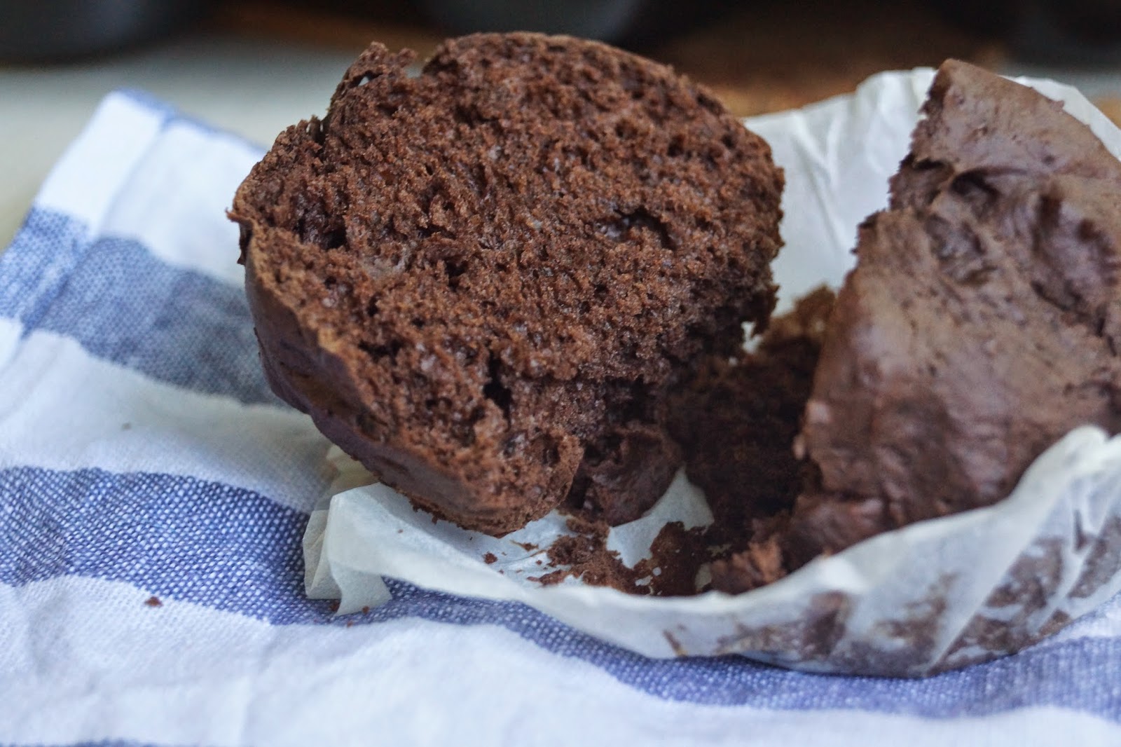 Шоколадный мафин рецепт. Молочно шоколадный кекс. Кекс шоколадный с семечками. Маффин шоколадный магнит. Маффин шоколадный вес 1 шт.