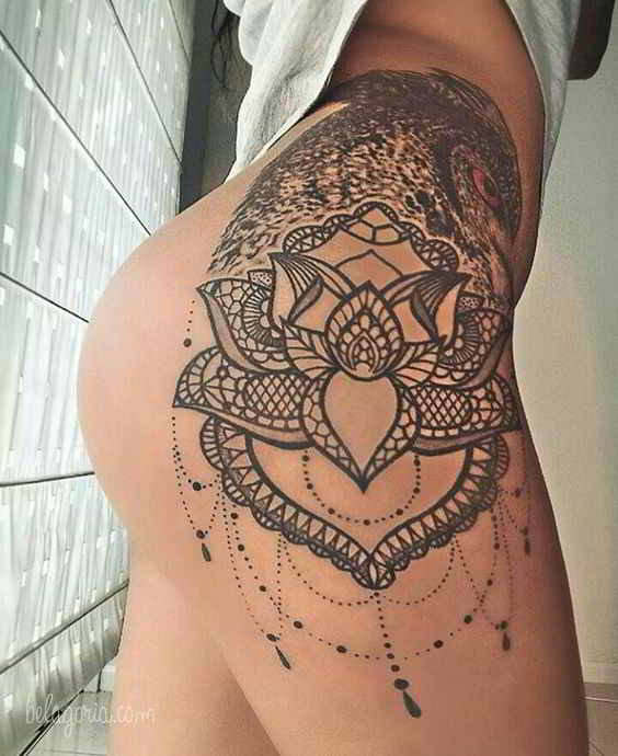 imagen del tatuaje en la cintura de una mujer