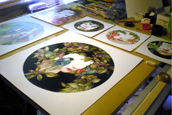 marco mazzoni rostos de mulheres sem expressão adornados natureza flores borboletas pássaros