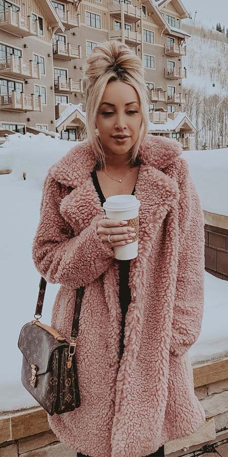 Searching for coats for winter? Find womens fall coat + winter outfits coat + coat style. | 35+ Cute Coat Outfits for Every Day of the Month. Winter Coats Women via higiggle.com #coats #winteroutfits #winterstyle #fashion