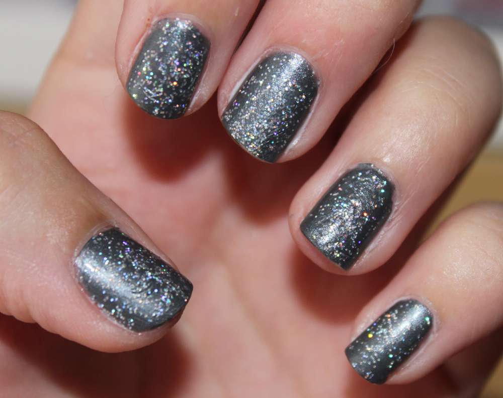 Glittery nail varnish - wide 7