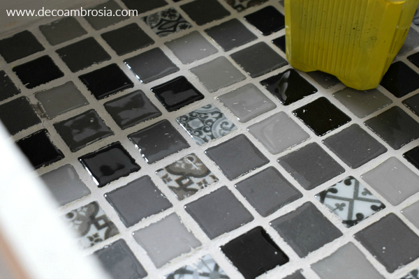 Una mesa DIY con azulejos