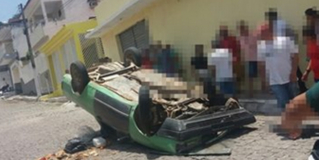 Em Mata Grande, veículo sem freios capota no centro da cidade