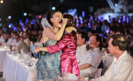 Thu Minh gian di don rac o bai bien Thanh Hoa - Anh 7