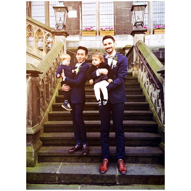 Masih Ingat Foto Pasangan Sejenis Ini? Sekarang Mereka Sudah Menikah Lho… Masih Ingat Foto Pasangan Sejenis Ini? Sekarang Mereka Sudah Menikah Lho…