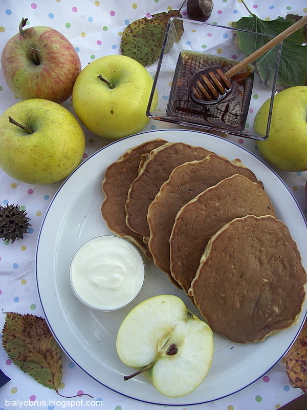 Biały Obrus Pancakes z jabłkami