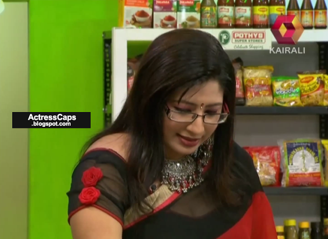 Malayalam Celebrity Chef Lakshmi Nair Hot Show In Saree Photos Mallufun Com Apart from this rare collection of photos of padma lakshmi, we also show you an impressive album of padma lakshmi together with her beautifully sculpted figure and her undeniable looks. malayalam celebrity chef lakshmi nair