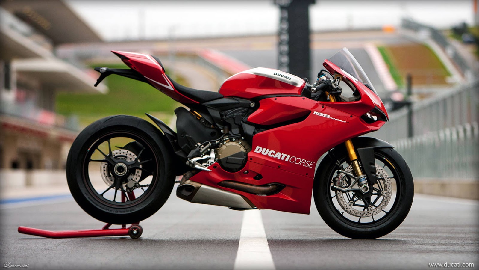Superbike Ducati 1199 Panigale R Motor Balap Jalanan Laurencius