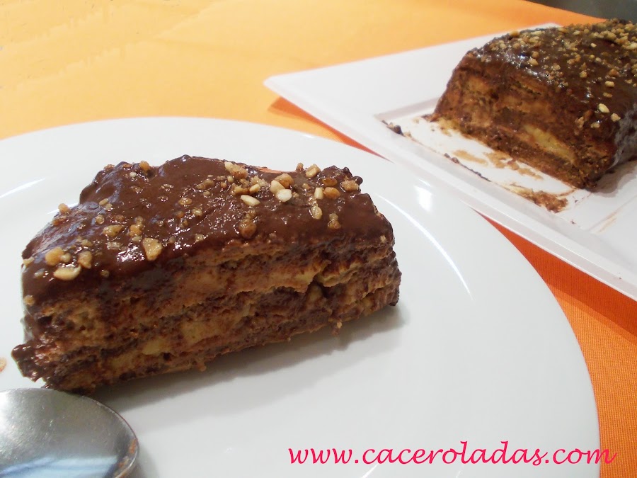 Tarta de galletas con chocolate y crema.