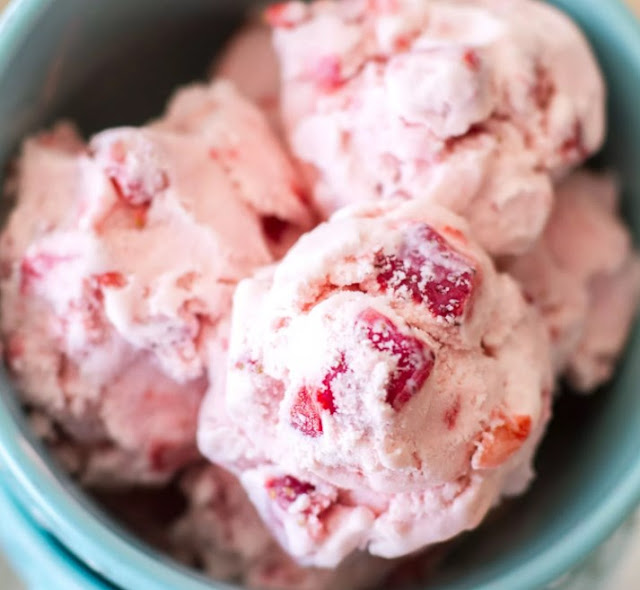 Homemade Strawberry Ice Cream #summer #easyrecipe