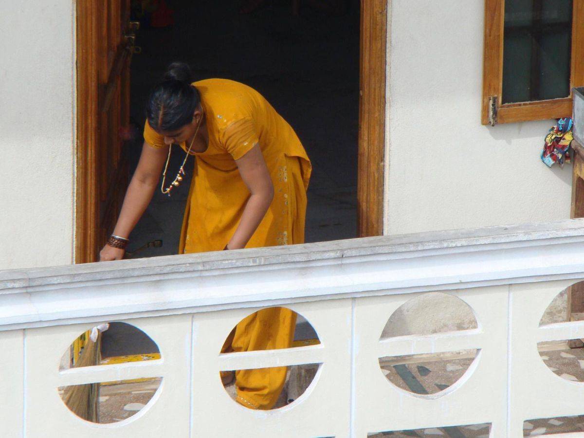 Indian Kamwali Bai Downblouse While Working At Home Chuttiyappa 