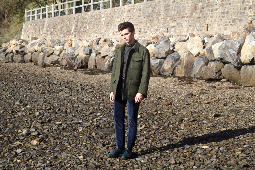 blog_mode_homme_style_paris_bordeaux_habiller_automne_look_manteau_tweed-elegant-chaud-hiver_saint_malo_bretagne_churchs_leyton_cuir_vert_pantalon_veours-hollington_ceinture_bill_tornade_violette_col-roule_balibaris