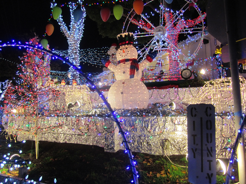 Cakes And Ale Christmas Lights in Glen Cove, Vallejo, CA