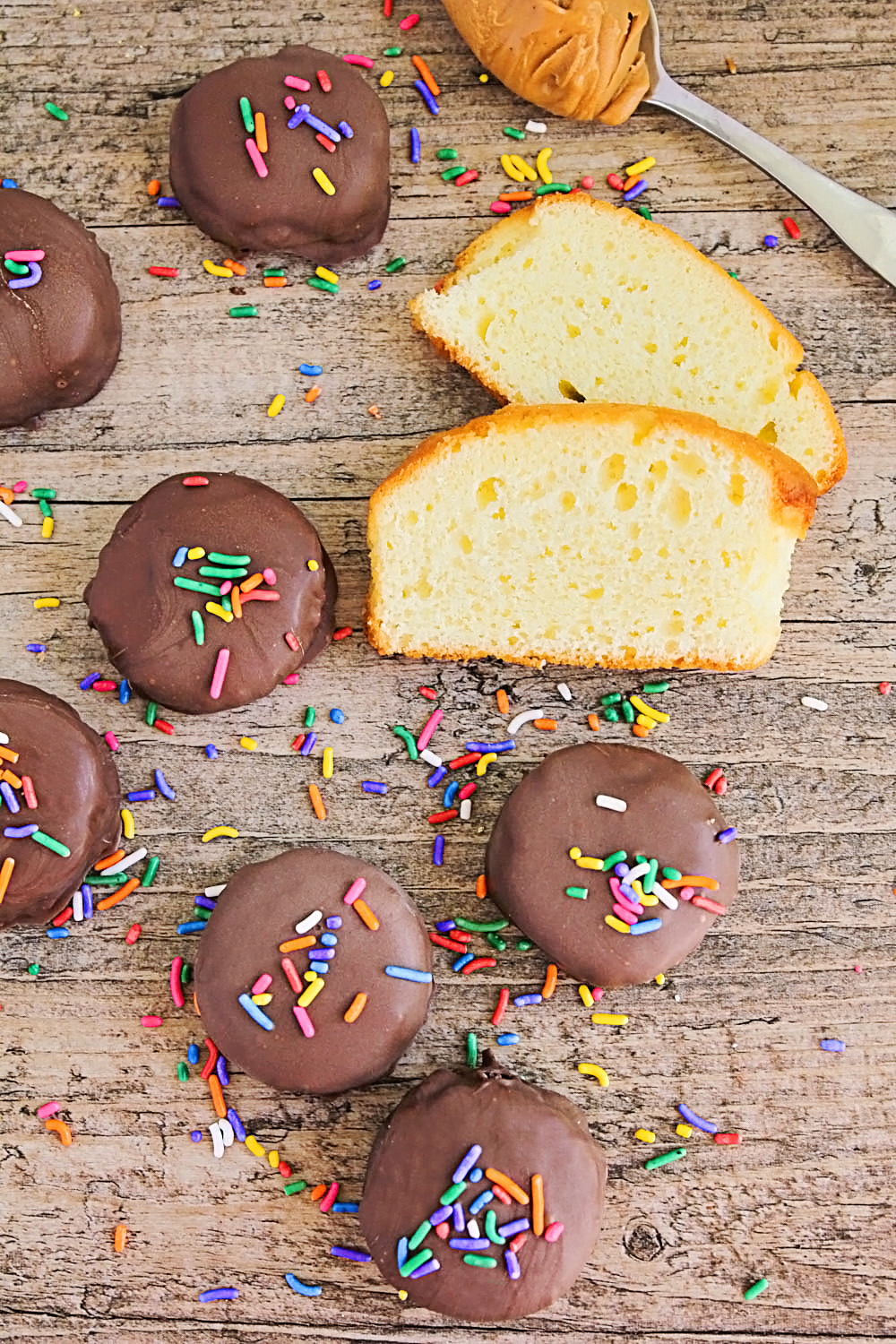 These Tagalong pound cake bites are so addicting and delicious! Sweet pound cake topped with peanut butter and dipped in chocolate - yum!