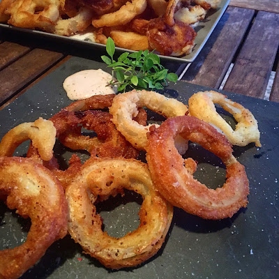 Aros De Cebolla Supercrujientes Con Salsa De Queso Y Albahaca
