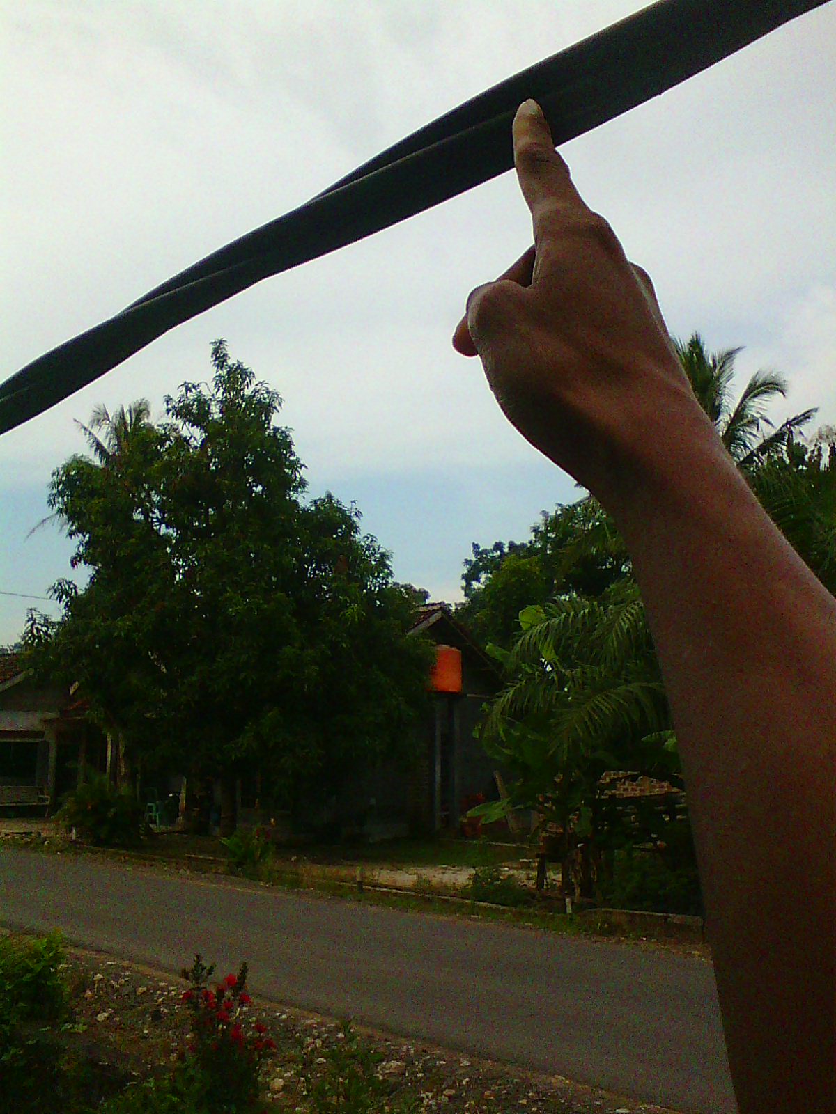 iki piye pak PLN kabel dari tiang kok bisa sependek ini jaraknya ama