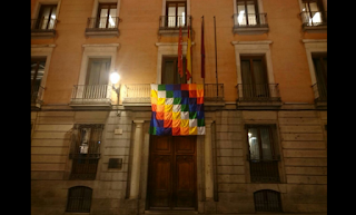 en el balcón de un edificio del Ayuntamiento de Madrid (Ahora Madrid Centro).
