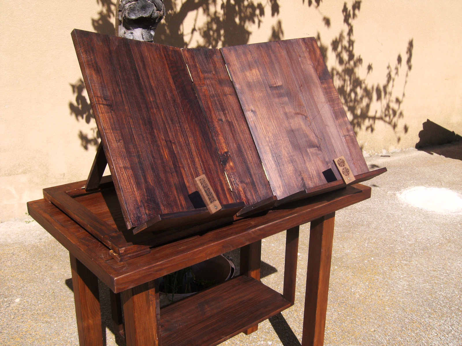 Mesa y atril de madera
