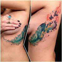 Tatuajes femeninos en las costillas plumas color
