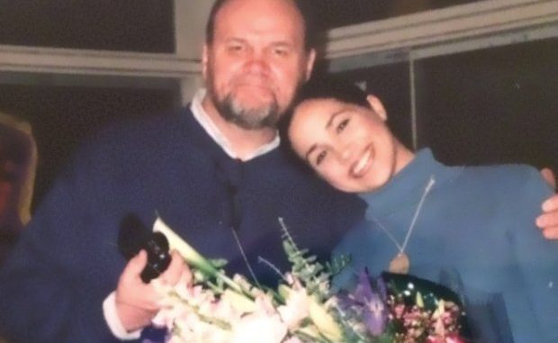 Padre de Meghan Markle es visto con una amiga en una pizzería en México