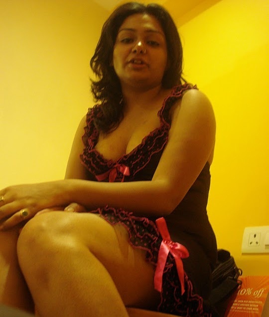 Hot Sexy Nri Aunty Bhabhi Housewife Pics  Bolly Pisachi-3232