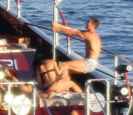 Ronaldo 'khoa moi' va mua cot ben nguoi dep 'nguc khung' - Anh 7