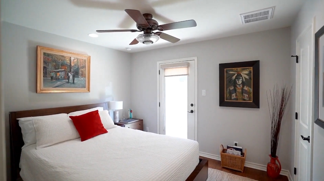 22 Interior Design Photos vs. Tour 216 Adams St, Georgetown, TX