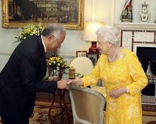  Warna Kuning warna Diraja Queen sambut Najib dengan warna 
