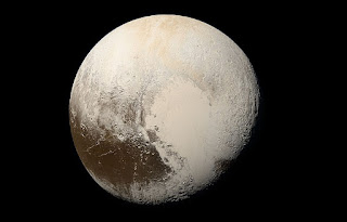 प्लूटो को ग्रहों की श्रेणी से क्यों बाहर किया गया?