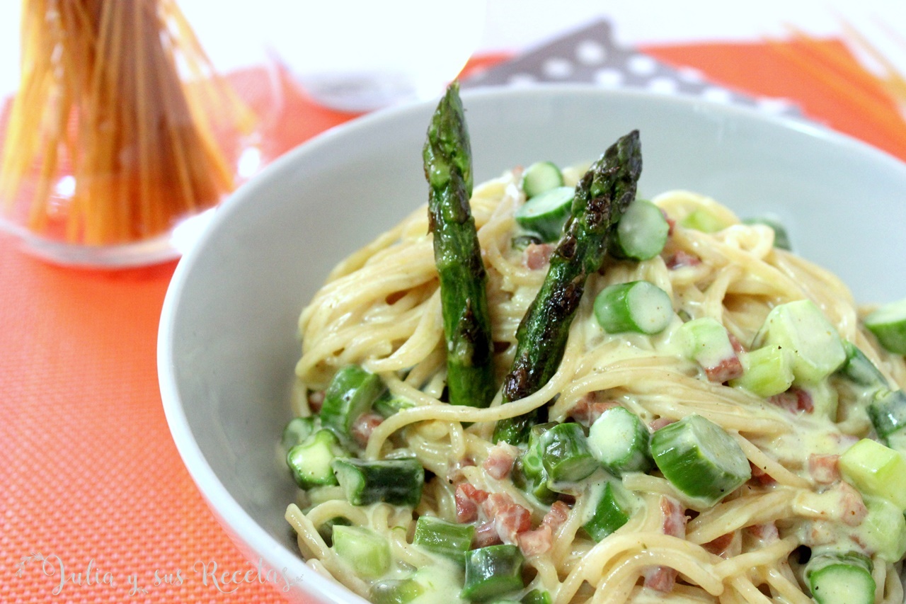 JULIA Y SUS RECETAS: Espaguetis con espárragos verdes y salsa de nata