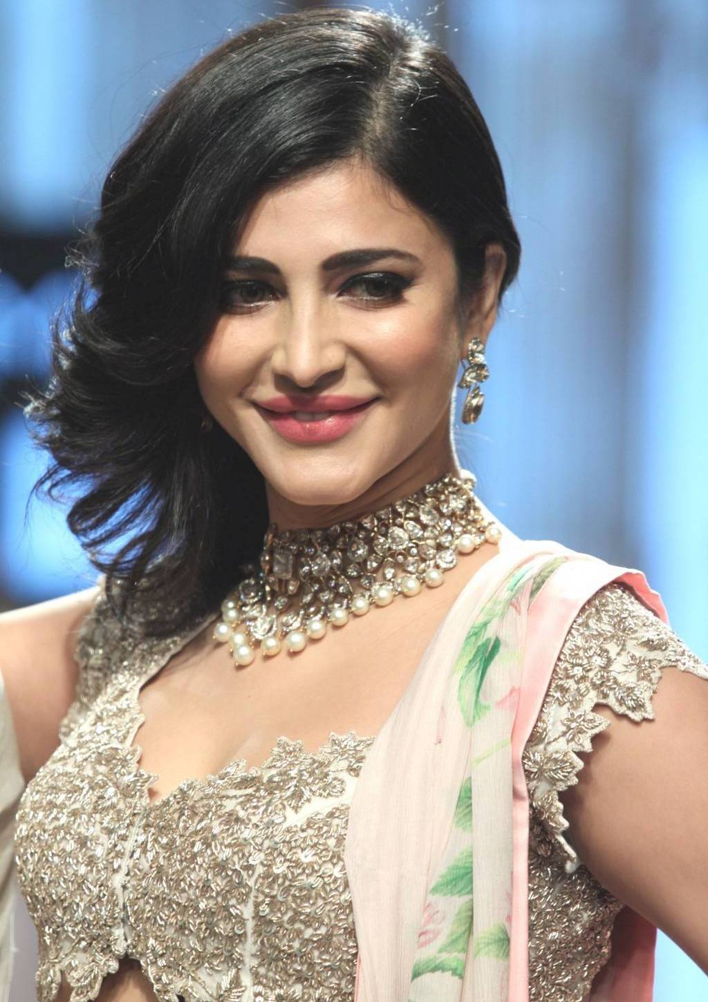 Shruti Hassan Spicy Cleavage Show On The Ramp During Lakme Fashion Week