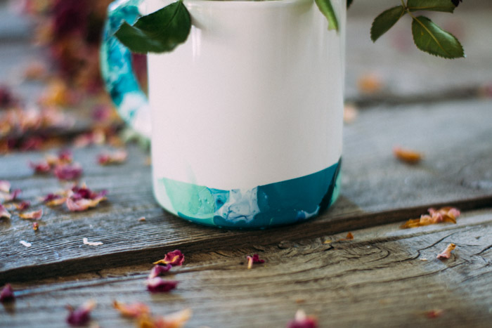 Decora una taza con esmalte de uñas