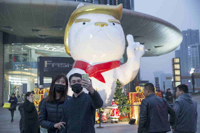Shopping inaugura estátua de cão com cara de Trump na China