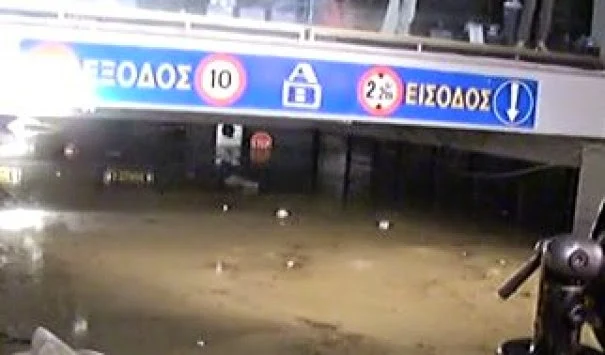 Θρίλερ σε πάρκινγκ supermarket στο Ίλιον που έχει πλημμυρίσει μέχρι το ταβάνι - Φόβοι για εγκλωβισμένους (ΒΙΝΤΕΟ)