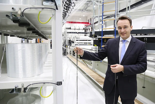 Image Attribute: Featured Image: Felix Eichleiter, a member of Volkswagen Component Development and the Managing Director of the Open Hybrid LabFactory e.V., shows the textile machine that reinforces glass fibers on selected areas by adding more stable carbon fibers. / DB2017AL00259 / Source: Volkswagen AG