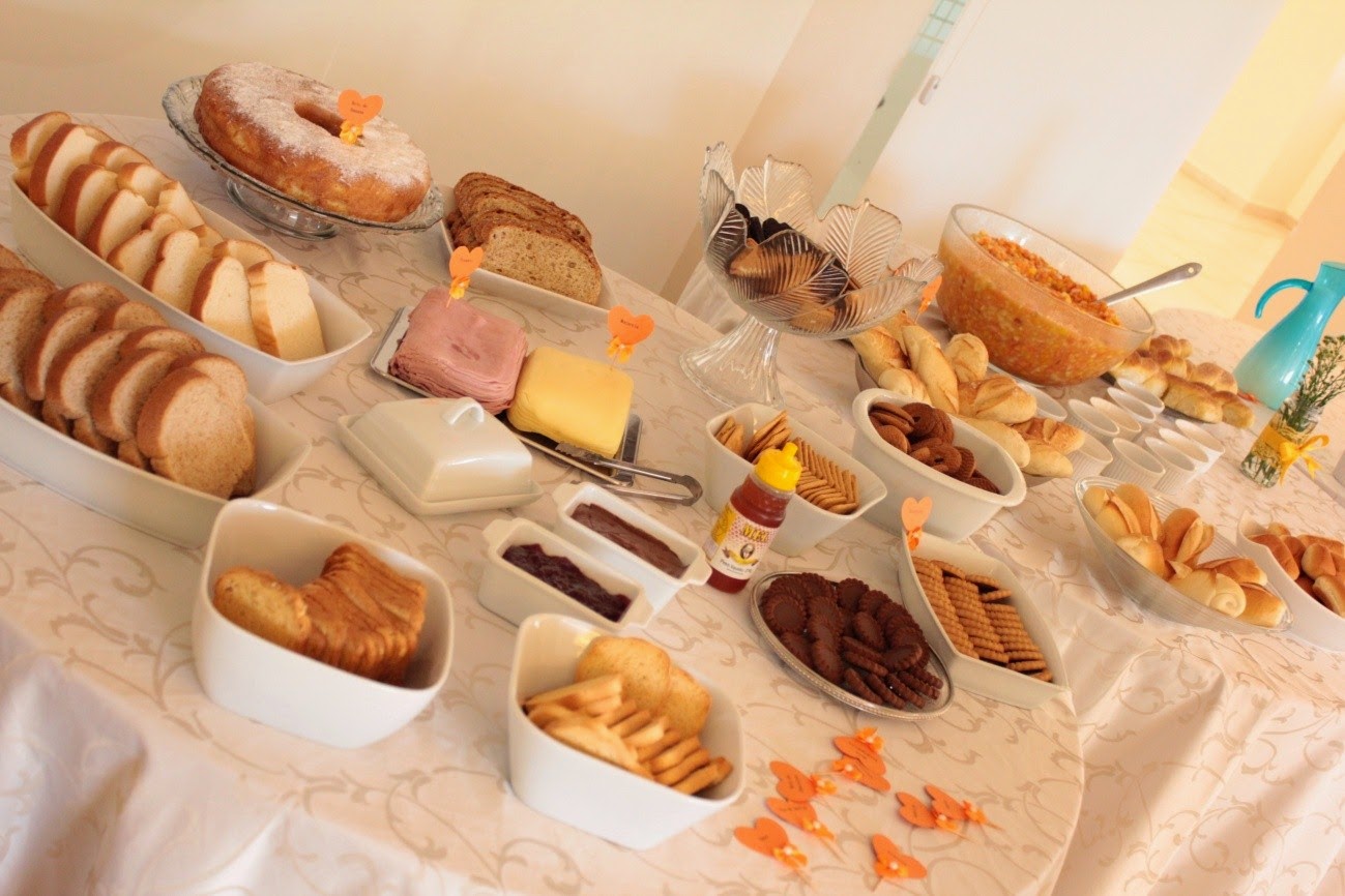 chá de panela, amarelo e laranja, mesa de pães, mesa de doces, quitutes, comes e bebes
