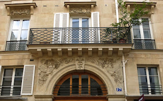 Balcon du 17 rue Pierre Lescot à Paris, avec garde-corps à entrelacs à la cathédrale