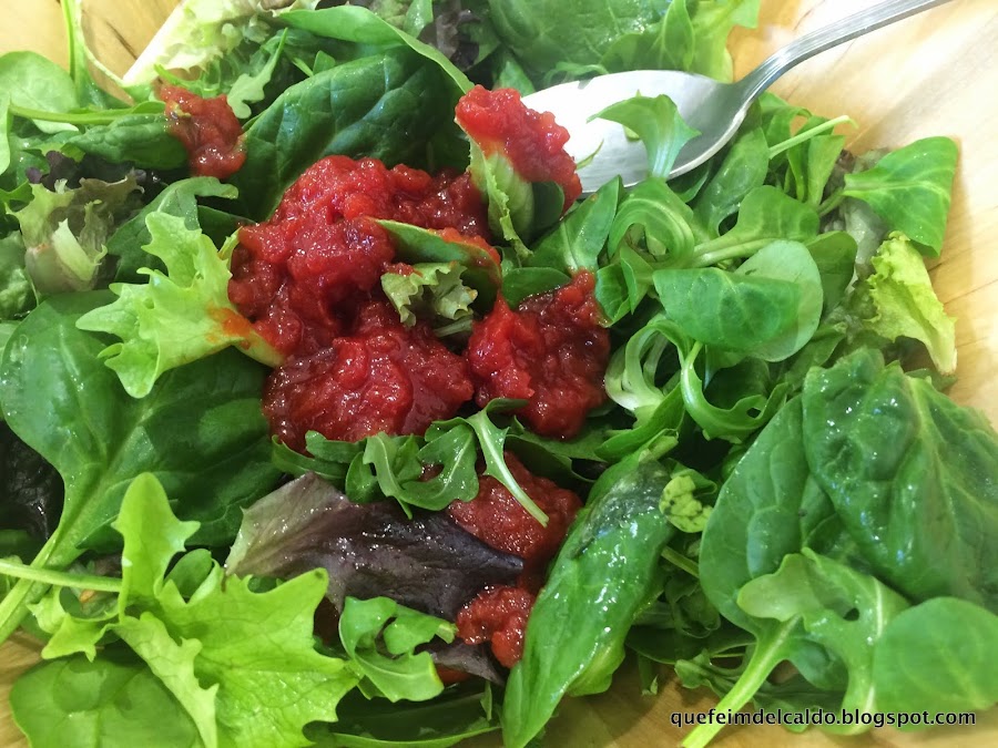 Ensalada verde con salmón ahumado y vinagreta de salsa de soja y manzana
