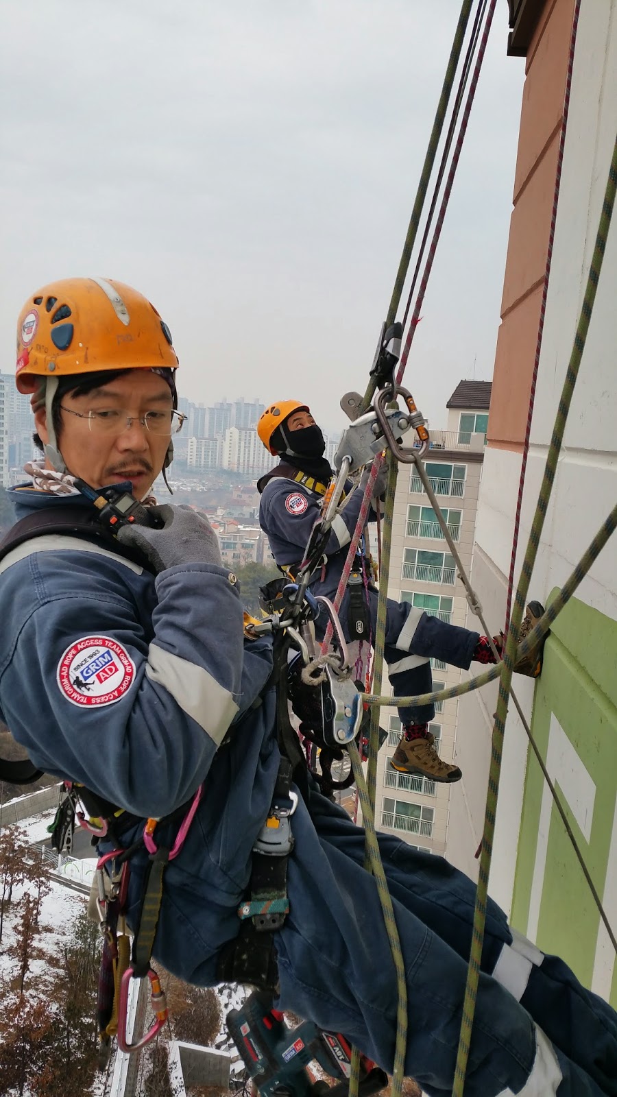 로프작업 & Rope Access Technician 고층로프작업_청주 다안채아파트 채널 시공