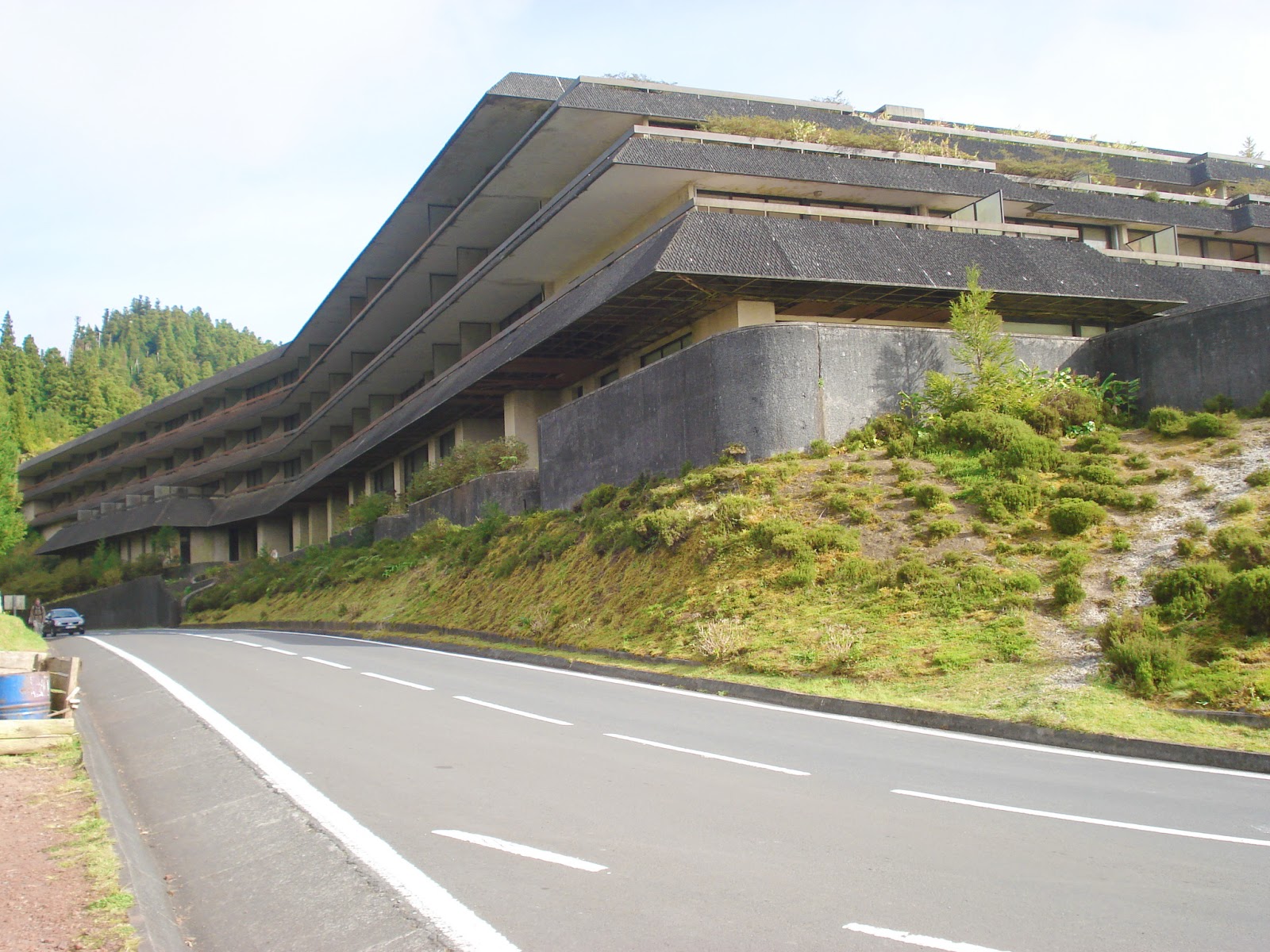 Hotel abandonado à venda nos Açores